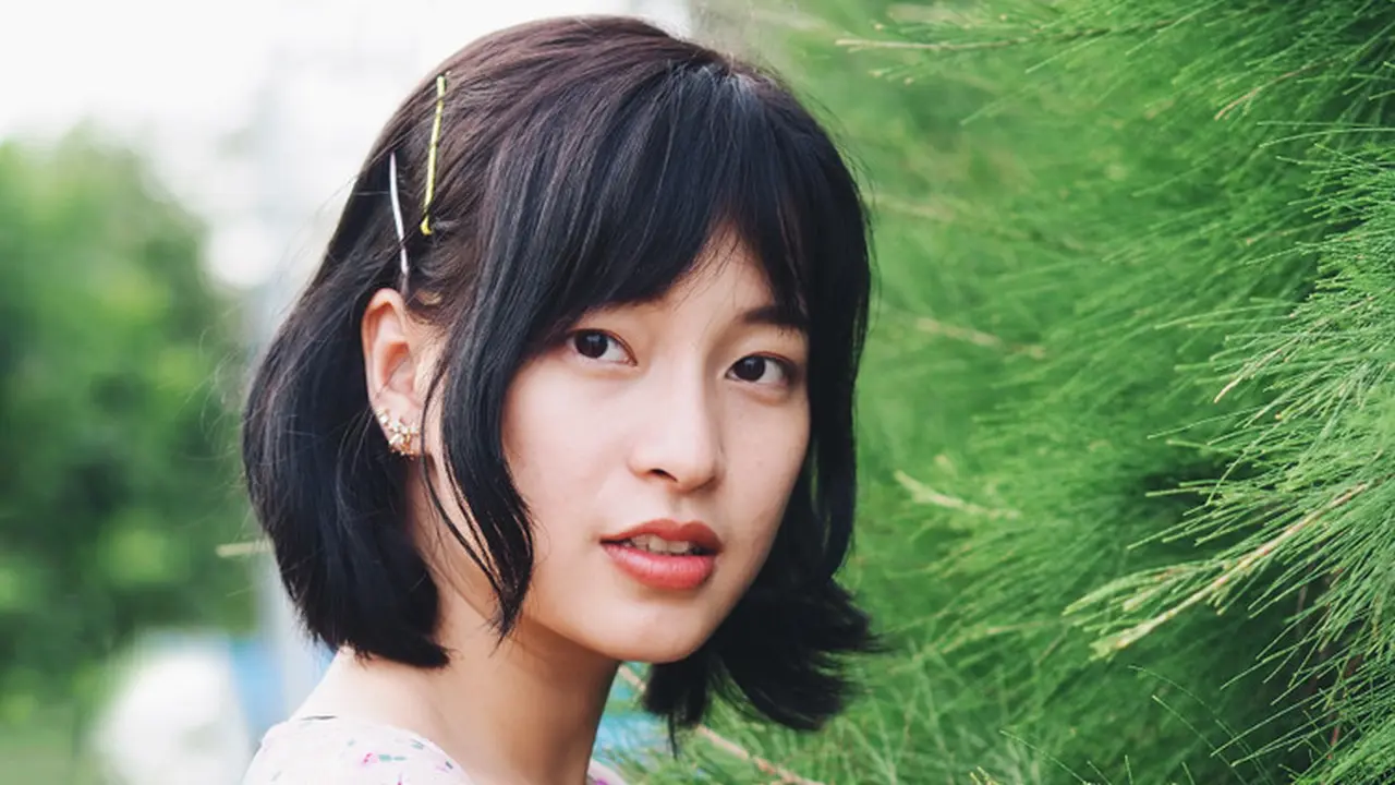 kalem imut rambut pendek sedih