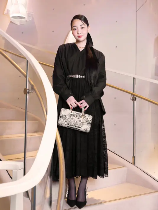 Saat acara, Kim Minha mengenakan dress hitam lengan panjang dipadukan belt dan heels Dior warna hitam. [Dior]