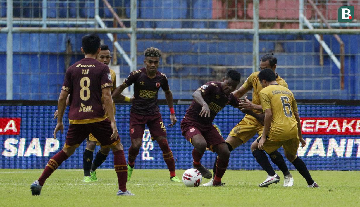 Pemain PSM Makassar, Ronaldo Rubener Wanma (tengah) dijaga pemain Bhayangkara Solo FC dalam pertandingan matchday ke-2 Babak Penyisihan Grup B Piala Menpora 2021 di Stadion Kanjuruhan, Malang. Sabtu (27/3/2021). (Bola.com/Ikhwan Yanuar)