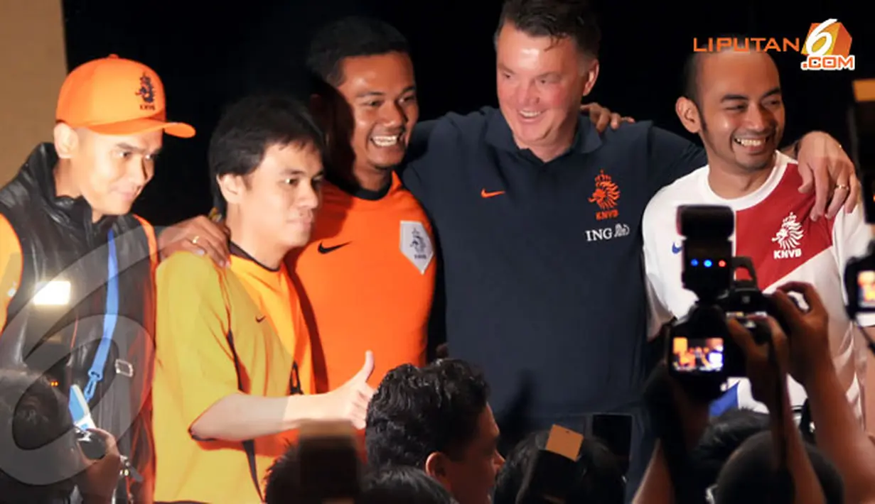 Pelatih Timnas Belanda menyempatkan untuk berfoto bersama fans di Jakarta (Liputan6.com/Helmi Fithriansyah)