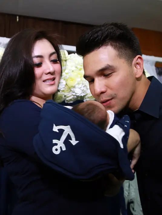 Dhena Devanka istri pesinetron Jonathan Frizzy alias Ijong mengaku kaget dikaruniai anak ketiga. Dhea mengungkapkan lewat akun Instagramnya. (Deki Prayoga/Bintang.com)
