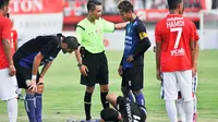 Hendro Siswanto saat menjalankan tugasnya sebagai kapten Arema Cronus. Hendro dituntut lebih dewasa dan tenang. (Bola.com/Kevin Setiawan)