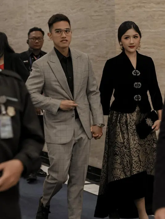 Lengkapi outfitnya, Erina pilih clutch velvet hitam dan mules heels keemasan [@erinagudono]