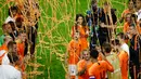 Gelandang Timnas Belanda, Wesley Sneijder bersama istri dan anaknya menyapa rekan setimnya usai laga persahabatan melawan Peru di Amsterdam, Kamis (6/9). Sneijder mengungkapkan kalau ia akan merindukan menggunakan jersey Belanda. (AP Photo/Peter Dejong)