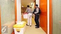 Petugas kepolisian berjaga di dalam ruangan kantor PT.Polytama propindo di Jakarta, Kamis (18/6/2015). Penyidik menggeledah kantor pendiri TPPI Honggo Wendratmo terkait korupsi penjualan kondensat dari SKK Migas kepada PT TPPI. (Liputan6.com/Yoppy Renato)