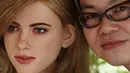 Ricky Ma (kanan) berpose dengan robot buatannya di Hong Kong , Cina, Kamis (31/3). Pembuatan boneka ini menghabiskan satu tahun lamanya dengan biaya sebesar $ 51.000 atau Rp. 765.000.000. (REUTERS / Bobby Yip)