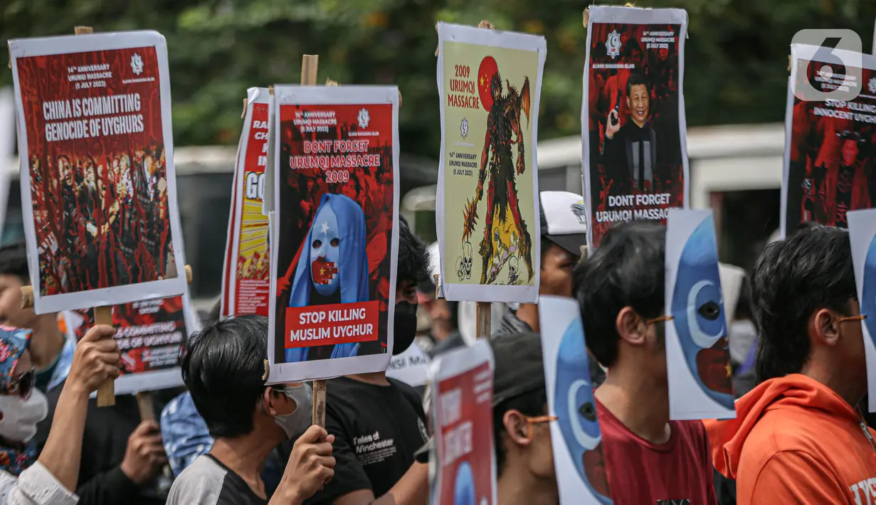 Dalam unjuk rasa ini, massa membentangkan dua spanduk raksasa serta puluhan poster yang berisi gambar atau foto Tragedi Berdarah Urumqi serta tuntutan mereka. (Liputan6.com/Faizal Fanani)