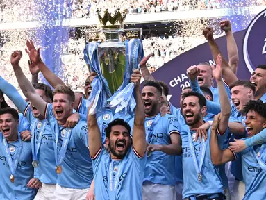 Dalam sejarah sepak bola Inggris, tercatat hanya ada 5 klub yang mampu menjuarai Liga Inggris secara berurutan dalam 3 musim yang hingga kini masih menjadi rekor alias pencapaian terbaik. Dari kelima klub tersebut, Manchester City sebagai klub terakhir dengan capaian tersebut berpeluang menjadi klub pertama yang melakukannya dalam empat musim berurutan jika mampu menjadi juara pada akhir musim 2023/2024 ini. (AFP/Oli Scarff)