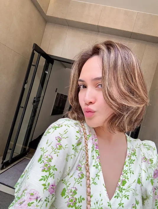 Ini merupakan teknik mewarnai rambut dengan hasil aplikasi gradasi warna halus dari terang ke gelap. Bagaimana menurutmu, penampilan terbaru Shandy Aulia Sahabat Fimela? [@shandyaulia].