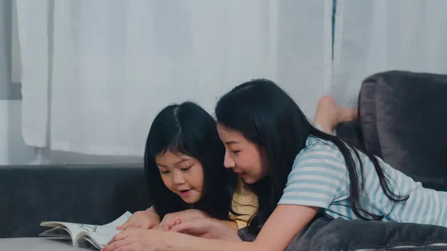 Ilustrasi membaca dengan anak