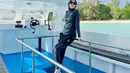 Dara Arafah terkenal dengan hobinya traveling. Saat berkunjung ke Morotai, gaya Dara saat hendak snorkeling ini sukses curi perhatian. Gaya kece pakai kaca mata hitam ini berhasil bikin banyak warganet menyukai gaya Dara. Hijab hitam menyempurnakan penampilan Dara. (Liputan6.com/IG/@daraarafah)