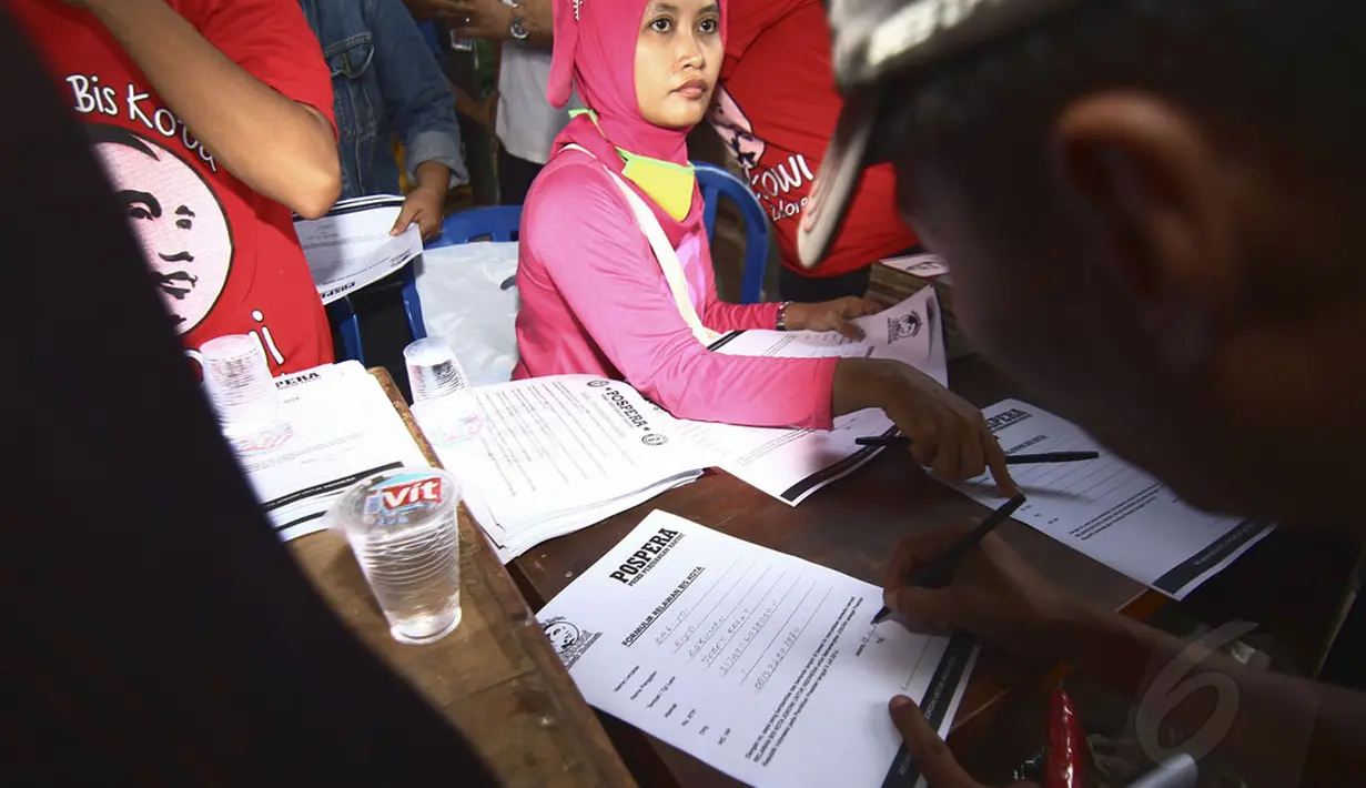 Untuk menjadi relawan Jokowi-JK, para supir angkot diharuskan mengisi formulir yang berisi data diri yang telah disiapkan di Posko Perjuangan Rakyat di Terminal Kampung Melayu, Jakarta, (29/5/2014). (Liputan6.com/Faizal Fanani)