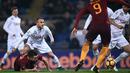 Pemain AS Roma, Edin Dzeko (kanan) mencoba mengecoh para pemain Chievo pada lanjutan Serie A Italia di Olympic Stadium, Roma, (22/12/2016). Roma menang 3-1.  (AFP/Filippo Monteforte)