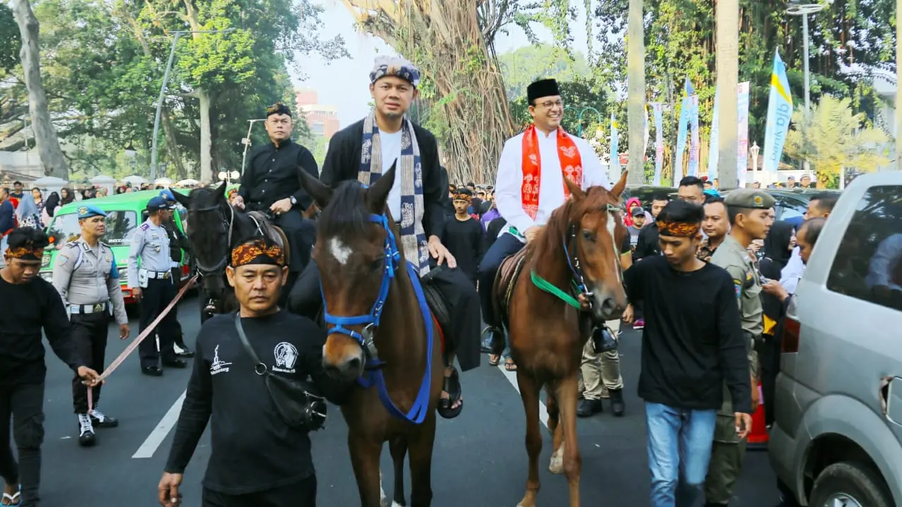 Bima Arya dan Anies Baswedan menunggang kuda