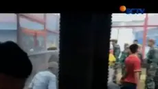 Dari gambar videografer amatir, terlihat sisa kebakaran dan teralis pagar yang jebol setelah kerusuhan.