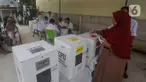 Warga saat mengikuti Pemilu 2024 susulan di TPS 10, Pondok Kacang, Tangerang Selatan, Banten, Minggu (18/2/2024). (merdeka.com/Arie Basuki)