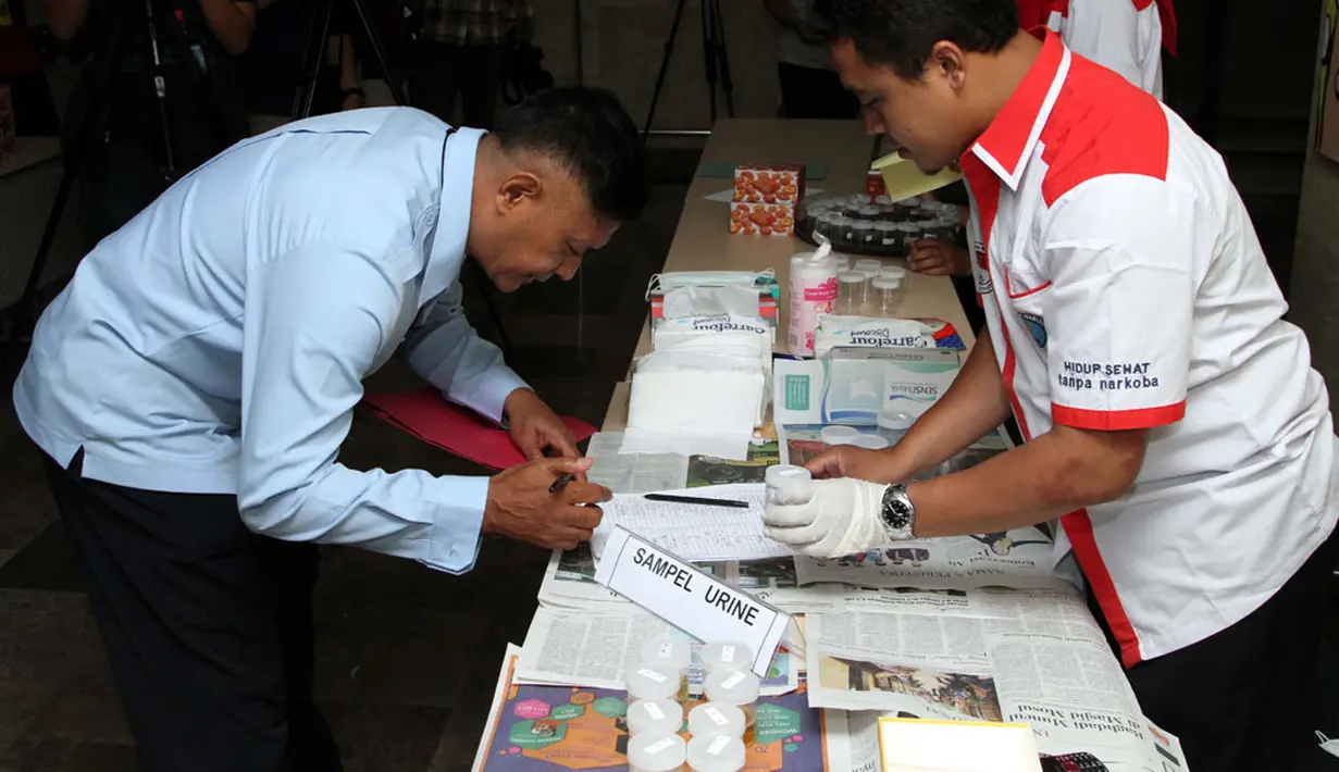 Semua pegawai dan pimpinan Komisi Pemberantasan Korupsi ikut menjalani tes urine yang dilakukan di gedung KPK, Jakarta, (11/8/2014). (Liputan6.com/Panji Diksana)