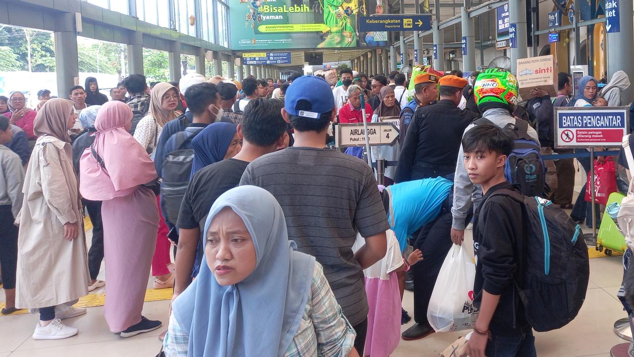 Situasi Stasiun Pasar Senen tampak dipenuhi penumpang kereta api pada puncak arus balik Lebaran, Senin (15/4/2024).