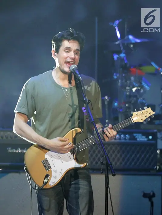 John Mayer menghibur penggemarnya saat konser bertajuk John Mayer Asia Tour 2019 di ICE BSD City, Tangerang, Jumat (5/4/2019) malam. John Mayer membuka penampilannya lewat lagu "Belief" dalam konser perdananya di Indonesia . (Fimela.com/Bambang E. Ros)