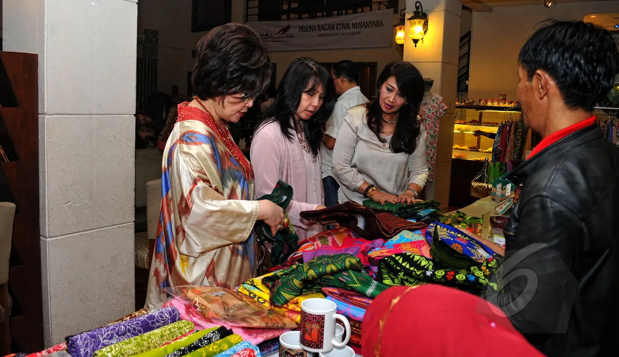 Pengunjung mengunjungi salah satu stand kain songket pada pameran Pernik Nusantara di Kebayoran Baru, Minggu (3/5/2015). Pameran tersebut menampilkan beragam kerajinan asli nusantara seperti busana dan perhiasan. (Liputan6.com/Yoppy Renato) 