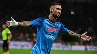 Penyerang Napoli, Matteo Politano berselebrasi setelah mencetak gol ke gawang AC Milan pada pertandingan lanjutan Liga Serie A Italia di stadion San Siro di Milan, Senin (19/9/2022). Kemenangan ini mengantar Napoli naik ke puncak klasemen dengan 17 poin. Sedangkan AC Milan berada di peringkat lima dengan 14 poin. (AFP/Miguel Medina)