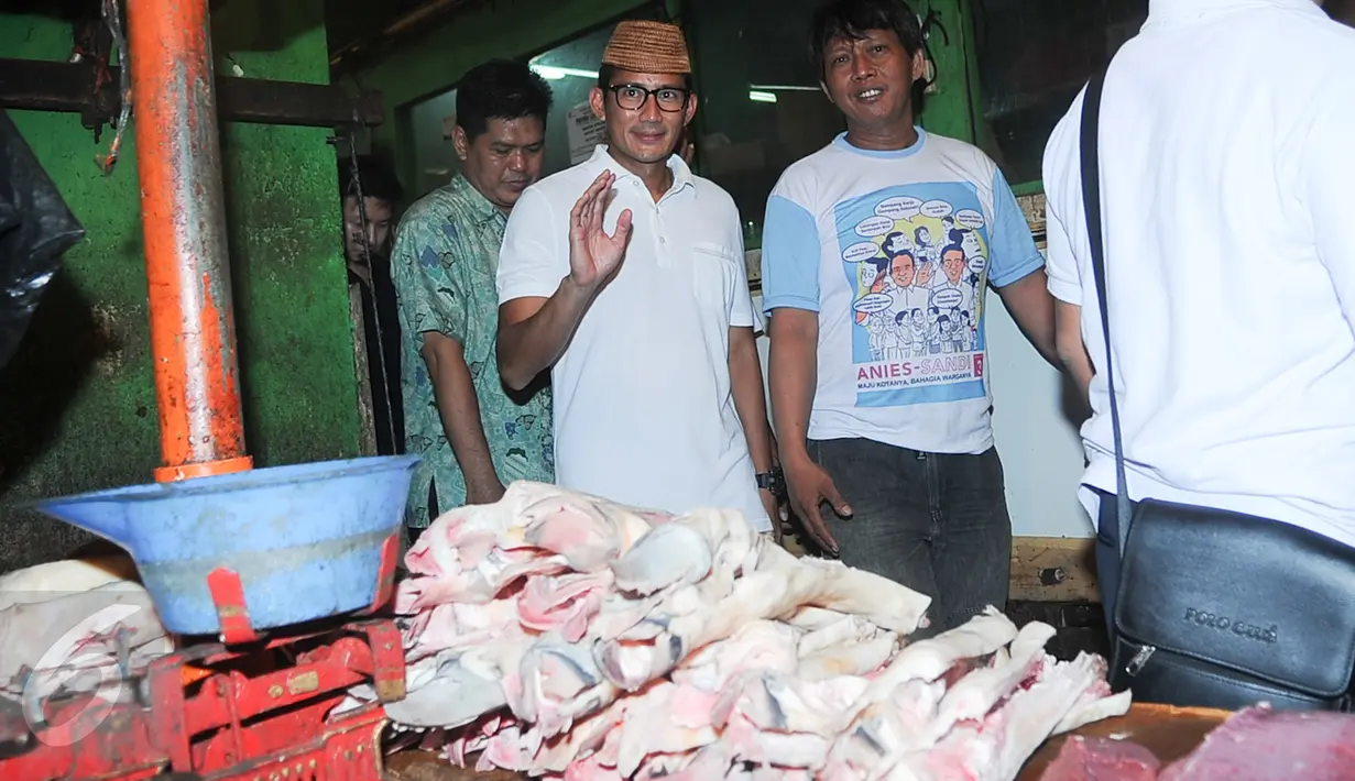 Wakil Gubernur terpilih DKI Jakarta Sandiaga Uno melambaikan tangan saat menyambangi Pasar Jatinegara, Jakarta Timur, Jumat (12/5). Selain menemui pedagang, Sandiaga Uno juga melaksanakan salat Jumat di Masjid Pasar Jatinegara. (Liputan6.com/Yoppy Renato)