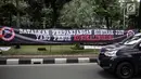 Spanduk dipasangkan saat aksi unjuk rasa pekerja SP JICT dan Pelabuhan Indonesia di depan Kementerian BUMN, Jakarta, Rabu (27/2). Dalam aksinya mereka mencoba menerobos pagar Gedung BUMN. (Liputan6.com/Faizal Fanani)