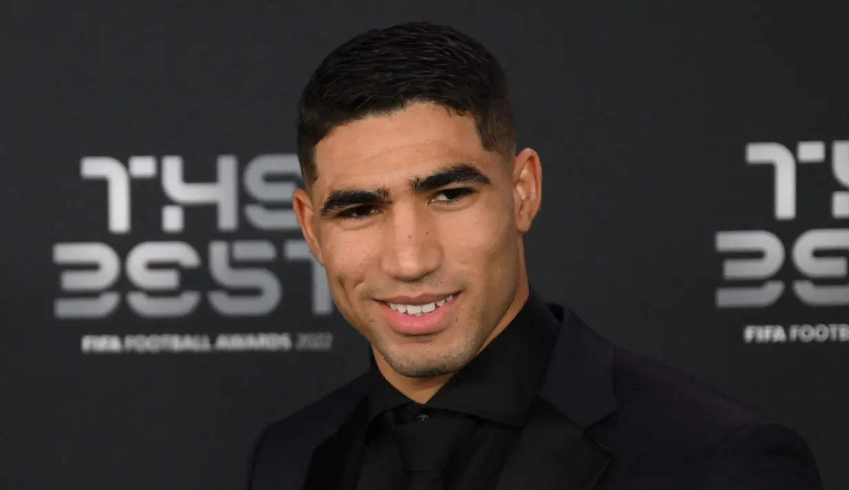 Pemain Maroko Achraf Hakimi berpose sebelum upacara Penghargaan The Best FIFA Football Awards 2022 di Paris, Prancis, 27 Februari 2023. Dari kesaksian korban, sesampainya di rumah Hakimi , pemain Paris Saint Germain (PSG) itu menciumnya, melucuti pakaiannya dan terjadi penetrasi meski dia menolak. (AFP/Franck Fife)