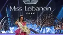 Reaksi Miss Lebanon 2022 yang baru dinobatkan Yasmina Zaytoun setelah terpilih di Forum de Beyrouth di ibu kota Lebanon, Beirut, Minggu (24/7/2022). Kontes kecantikan itu diadakan di Beirut setelah absen selama tiga tahun akibat dibatalkan karena krisis ekonomi negara itu dan pandemi virus corona. (ANWAR AMRO / AFP)