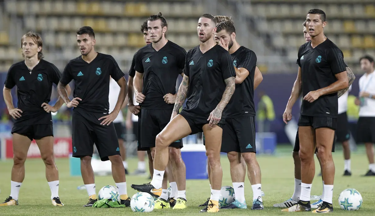 Para pemain Real Madrid memperhatikan instruksi saat latihan jelang laga Piala Super Eropa di Stadion National Arena Filip II, Skpje, Senin (7/8/2017). Real Madrid akan bertanding melawan Manchester United. (AP/Boris Grdanoski)