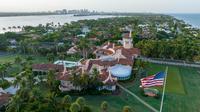 Pemandangan udara rumah milik Presiden Donald Trump di Mar-a-Lago, Palm Beach, Florida, Amerika Serikat, 10 Agustus 2022. Sejauh ini, tujuan penggeledahan FBI terhadap rumah Donald Trump itu belum diketahui. (AP Photo/Steve Helber)