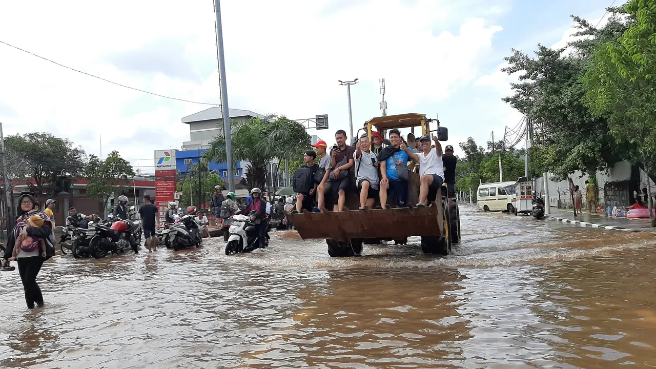 Banjir di Jalan Daan Mogot Jakarta Barat.