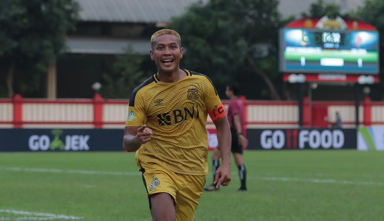 Pemain Bhayangkara FC, Jajang Mulyana merayakan gol ke gawang PS Tira pada lanjutan Liga 1 2018 di Stadion PTIK, Jakarta, Jumat (4/5/2018). Bhayangkara menang 4-2.  (Bola.com/Nick Hanoatubun)