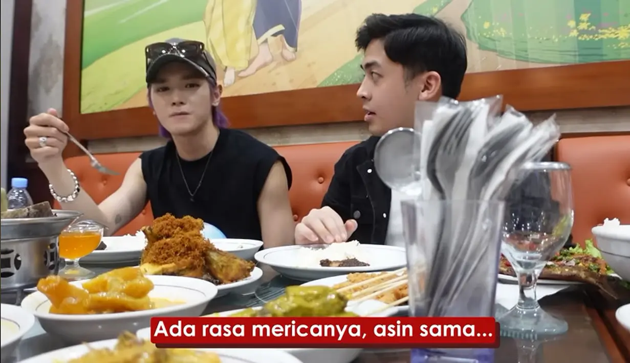Tidak hanya makan ayam pop hingga sop iga, Taeyong juga dikenalkan sambal petai. Menurutnya, ia juga suka, dan menurutnya, baunya tidak begitu menyengat. [Youtube/Nihongo Mantappu]