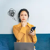 Ilustrasi perempuan panik kehilangan kartu debit. (c) Shutterstock/metamorworks