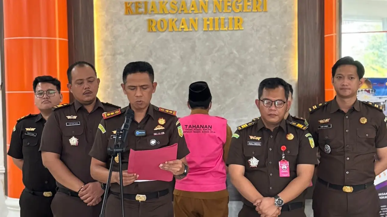 Kejari Rokan Hilir menahan salah satu tersangka korupsi pembangunan sekolah bernilai Rp4 miliar.