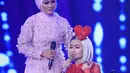 Jupe malam itu didampingi oleh ibundanya, Sri Wulansih. Saat itu juga dengan air mata yang membasahi pipinya langsung memeluk sang bunda di atas panggung Infotainment Awards. (Adrian Putra/Bintang.com)