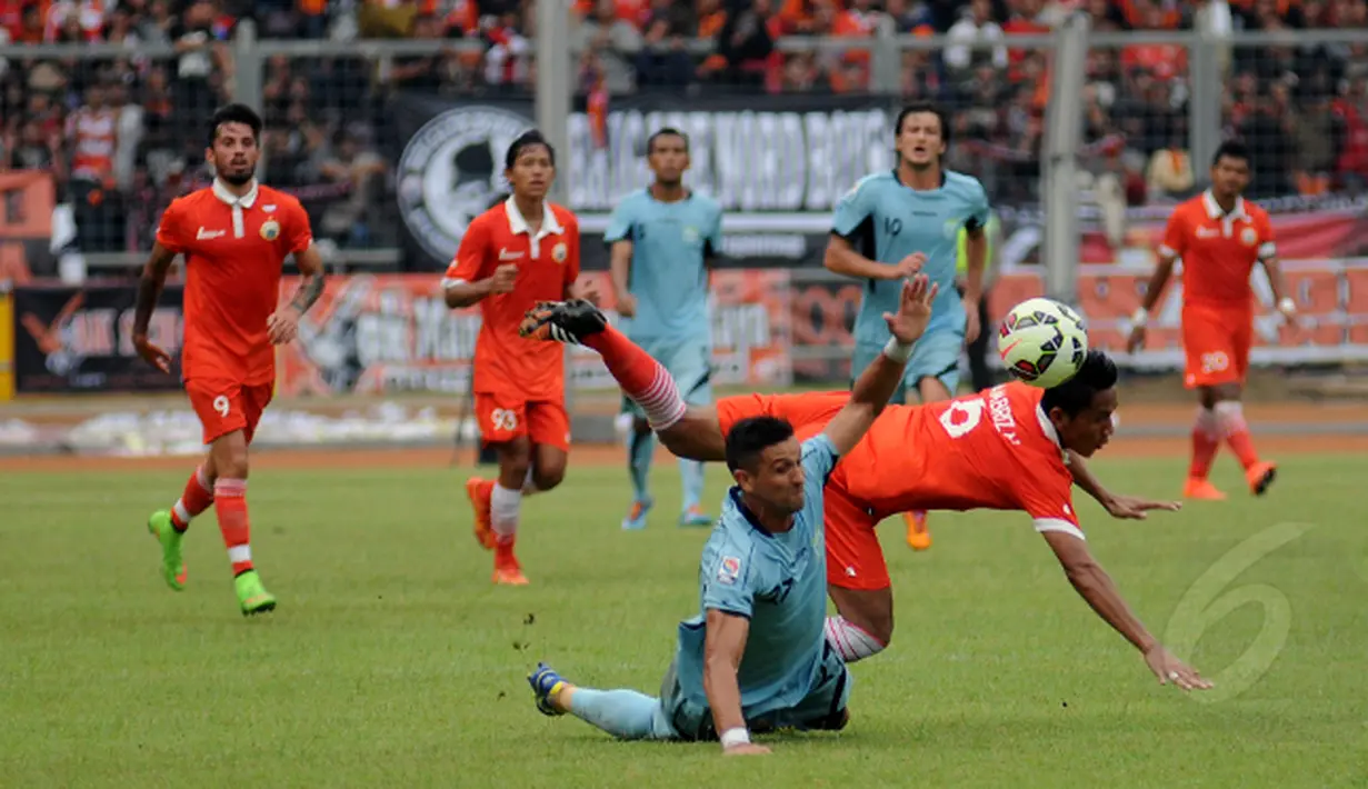 Pemain Persela, Pedro Javier (bawah) mengangkat tangan usai diganjal bek Persija, Ambrizal saat laga uji coba di Stadion GBK Jakarta, Minggu (1/3/2015). Persija kalah 0-1 dari Persela. (Liputan6.com/Helmi Fithriansyah)
