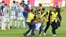 Namun antusiasme penonton tetap tinggi untuk menyaksikan bintang-bintang Argentina lainnya yang jarang mereka tonton secara langsung di lapangan seperti Emiliano Martinez, Leandro Predes, dan Alejandro Garnacho. (Bola.com/Muhammad Iqbal Ichsan)