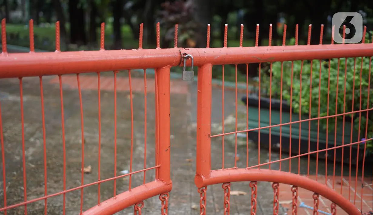 Pagar Taman Martha Tiahahu dalam kondisi tergembok, kawasan Blok M, Jakarta, Selasa (18/2/2020). Keasrian dan kenyamanan taman yang memiliki luas 20.960 meter persegi tersebut dinilai terbengkalai dan tak layak menjadi taman kota karena tidak terawat. (Liputan6.com/Immanuel Antonius)