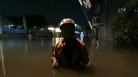 Banjir yang kembali menggenangi perumahan di Bekasi. (Liputan6.com/Bam Sinulingga)