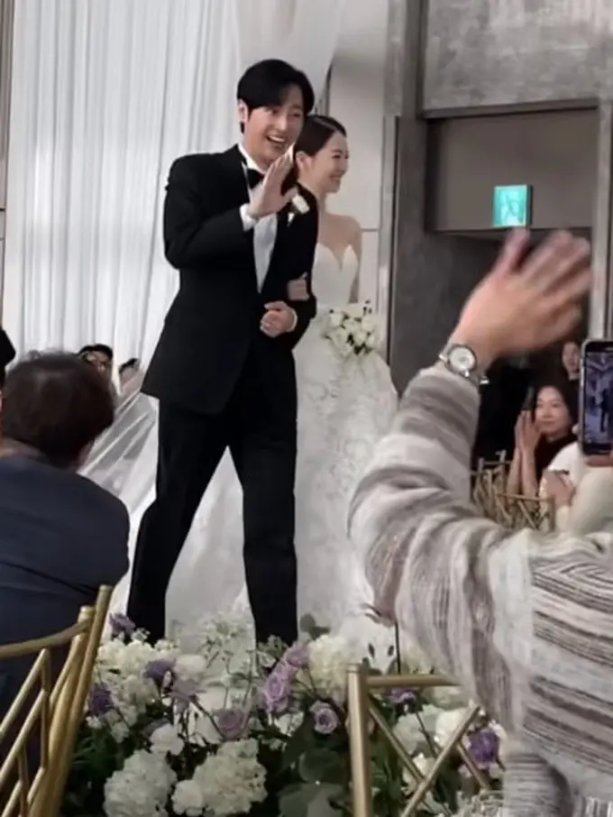 Potret Pernikahan Aktor Korea Lee Sang Yeob