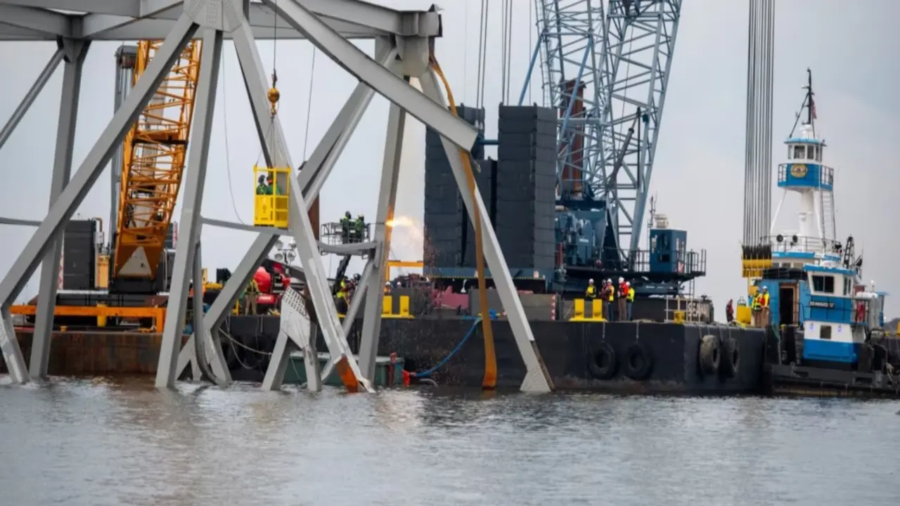 Para kru pembongkaran memotong bagian atas sisi utara Jembatan Francis Scott Key di Baltimore, AS, 30 Maret 2024. (AFP)