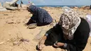 Beberapa palet makanan hancur berkeping-keping ketika kerumunan orang bergegas berebut mengambil bantuan. (Eyad BABA/AFP)