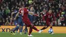 Penyerang Liverpool, Mohamed Salah, melepaskan tendangan penalti ke gawang Crvena Zvezda pada laga Liga Champions, di Stadion Anfield, Rabu (24/10/2018). Liverpool menang 4-0 atas Crvena Zvezda. (AP/Jon Super)