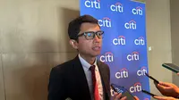 Ekonom Citi Indonesia Helmi Arman usai konferensi pers kinerja keuangan Citi Indonesia, di Jakarta, Rabu (22/5/2024). Ekonomi Citi ini berharap Bank Indonesia menahan suku bunga. (Tira/Liputan6.com)