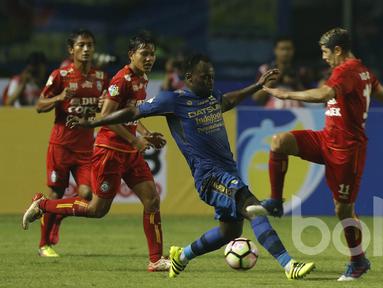 Gelandang Persib Bandung, Michael Essien, berusaha melewati gelandang Arema FC, Esteban Vizcarra, pada laga Liga 1 di Stadion GBLA Bandung, Jawa Barat, Sabtu (15/4/2017). (Bola.com/M Iqbal Ichsan))