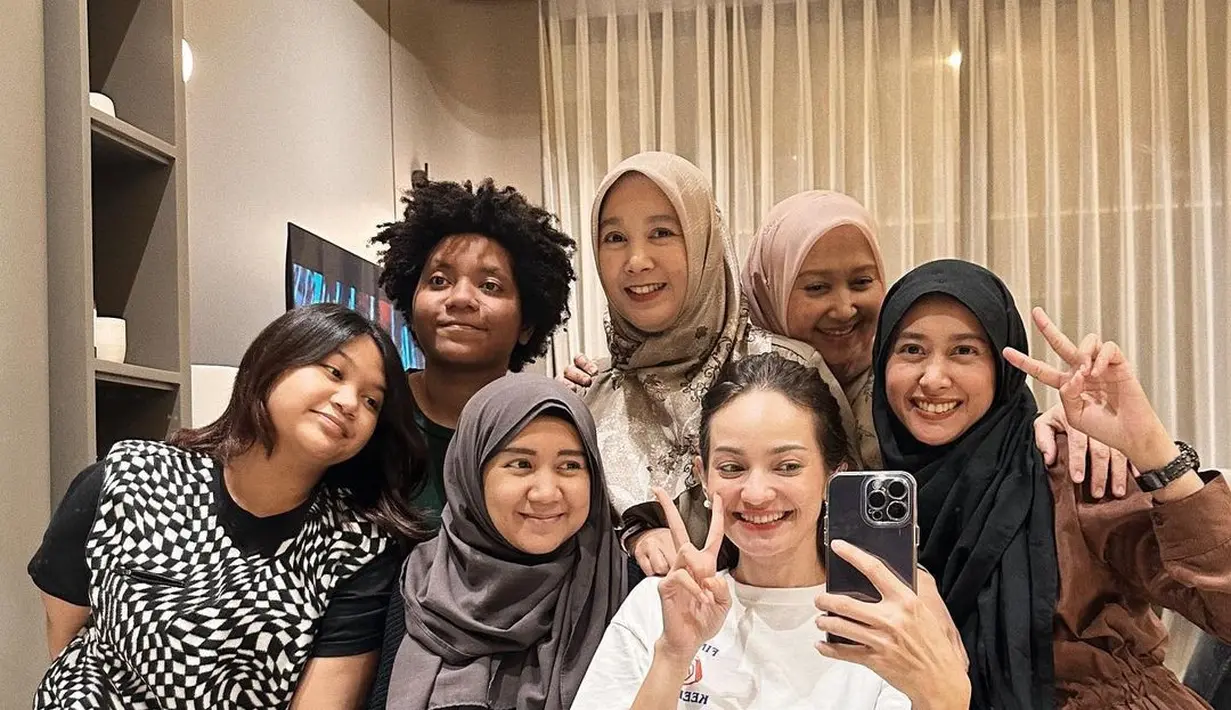Gemas, momen berkumpul Enzy Storia dan keluarganya lewat foto mirror selfie. Enzy Storia sendiri tampil begitu kasual dengan kaus putih dan celana jeans. Foto: Instagram.
