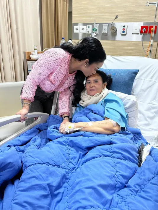 Penyanyi dan juga anggota DPR Krisdayanti mengabarkan kondisi mamanya yang beberapa hari dirawat di rumah sakit. Penyanyi biasa disapa KD itu mengabarkan kondisi mamanya semakin membaik. [Instagram/krisdayantilemos]