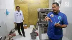 Kepala BNN Komjen Pol, Budi Waseso (kanan) menunjukkan barang bukti pencetak pil saat pengungkapan kasus pabrik pil PCC di Semarang, Jawa Tengah, Senin (4/12). Selain meringkus dua tersangka utama, BNN menyita 13 juta butir pil PCC. (Liputan6.com/Gholib)